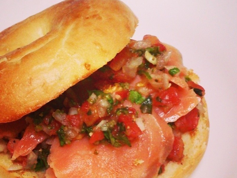 燻鲑鱼贝果佐莎莎酱的做法