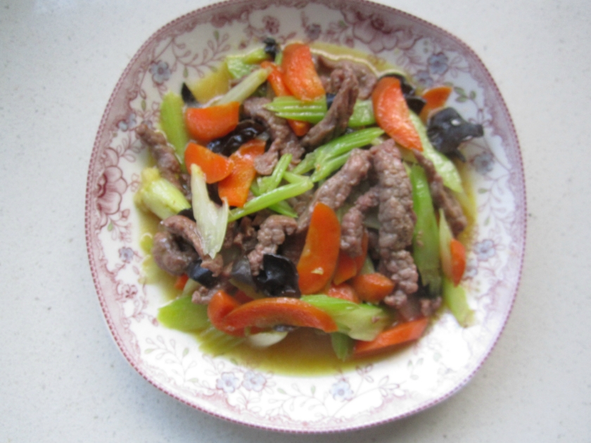 芹菜牛肉的做法