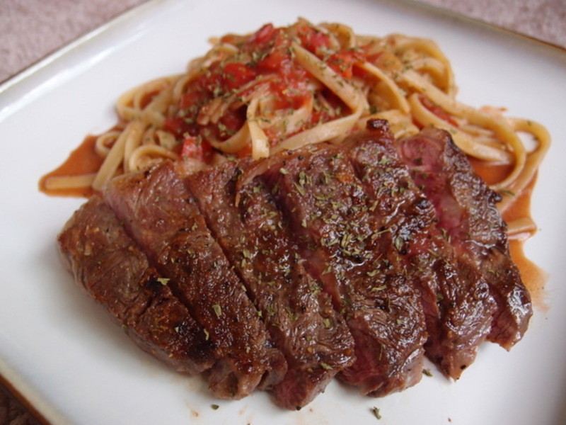 牛排佐蕃茄酒醋宽面的做法