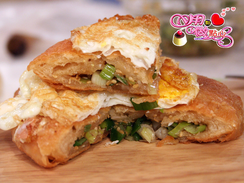 炸蛋葱油饼的做法