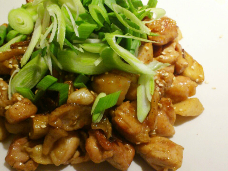 干烧鸡腿肉菇菇的做法