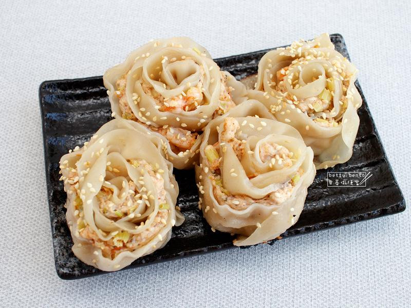 鸡肉虾仁花花煎饺的做法