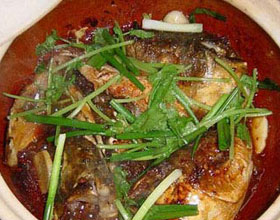 姜葱鱼头煲的做法