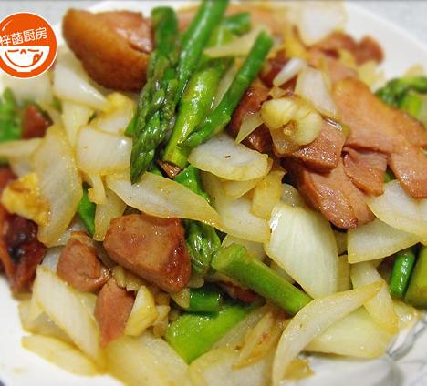 营养丰富的蒜蓉芦笋炒鸭脯的做法
