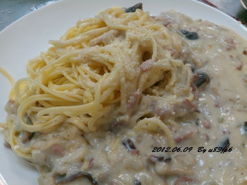 培根柳松菇白酱义大利面的做法