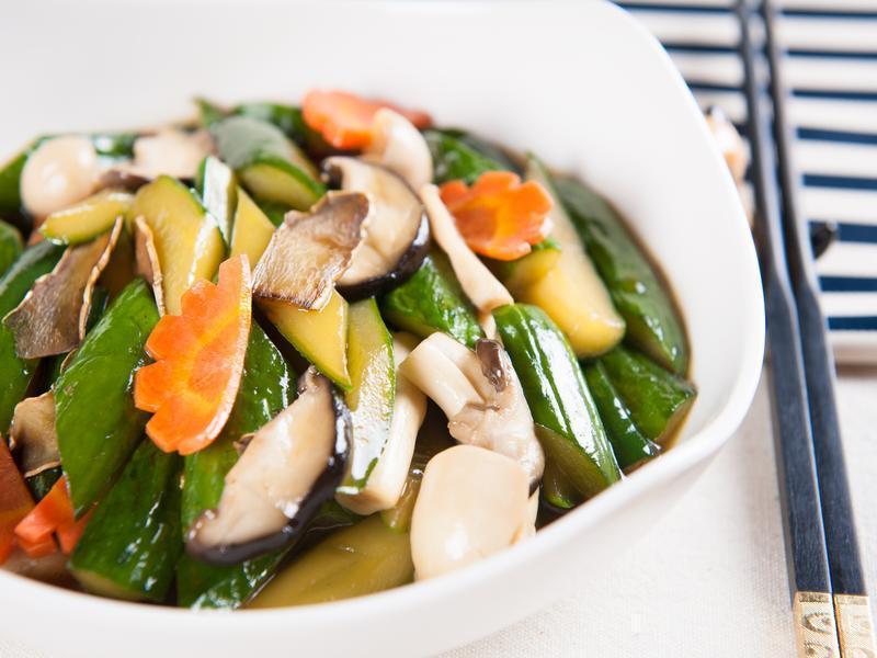 麻油黄瓜烩鲜菇的做法