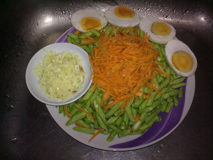 煸炒豆角咸蛋的做法