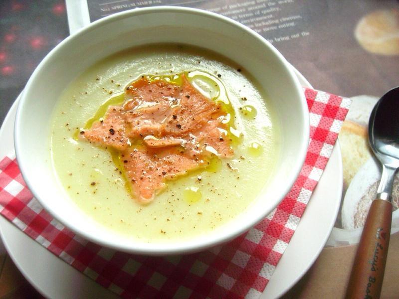 燻鲑鱼佐白花椰菜马铃薯浓汤的做法