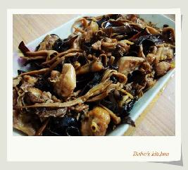 黄花菜木耳红枣蒸鸡的做法