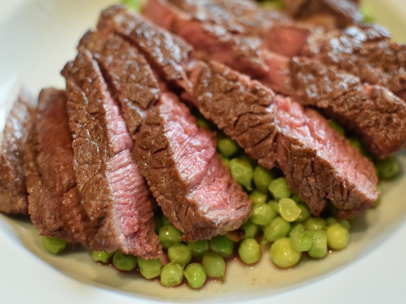 炉烤牛排佐青碗豆仁。七分熟仍维持软嫩口感的做法