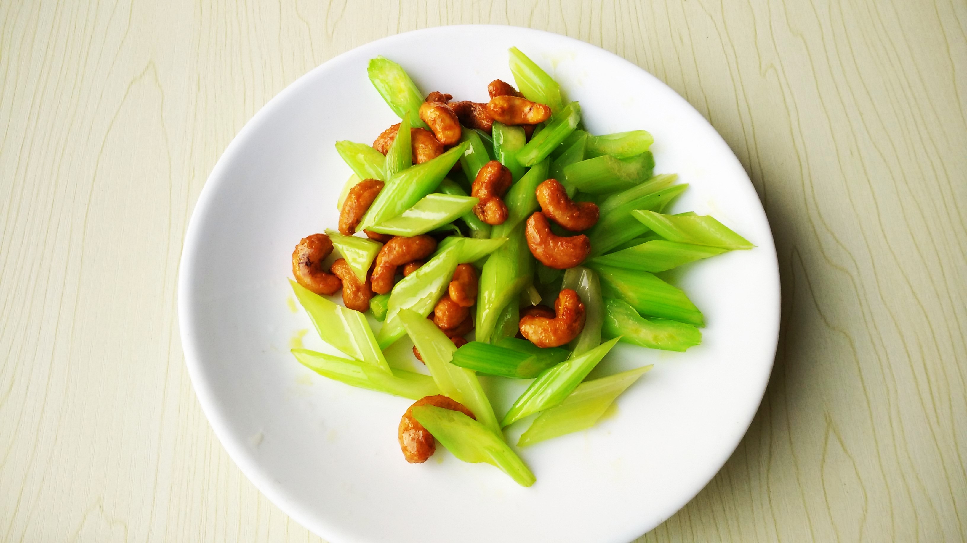 炭烧腰果炒西芹的做法