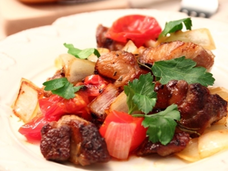 迷迭香烤羊肉佐番茄洋葱的做法