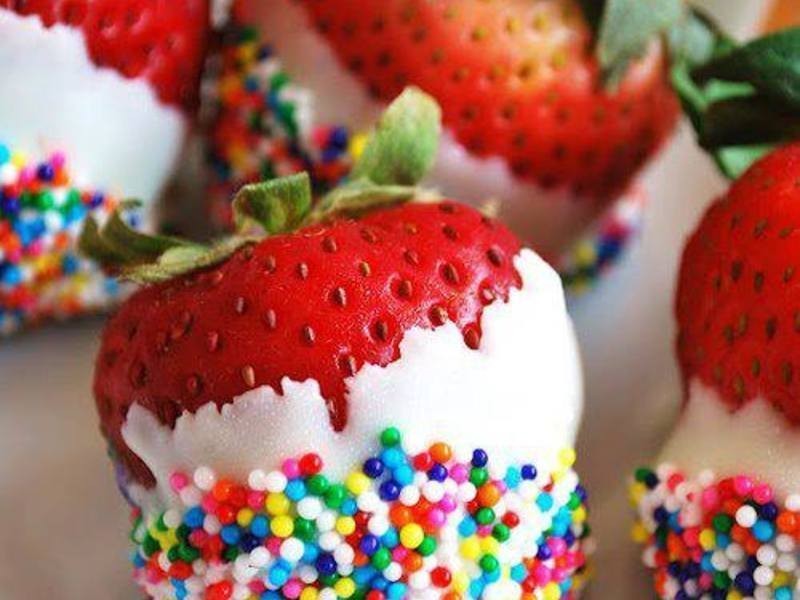 草莓彩珠糖 ( 杏仁膏装饰 )的做法