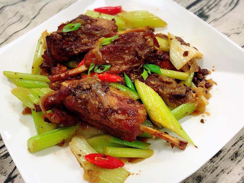 豆豉猪棒棒腿佐芹菜的做法