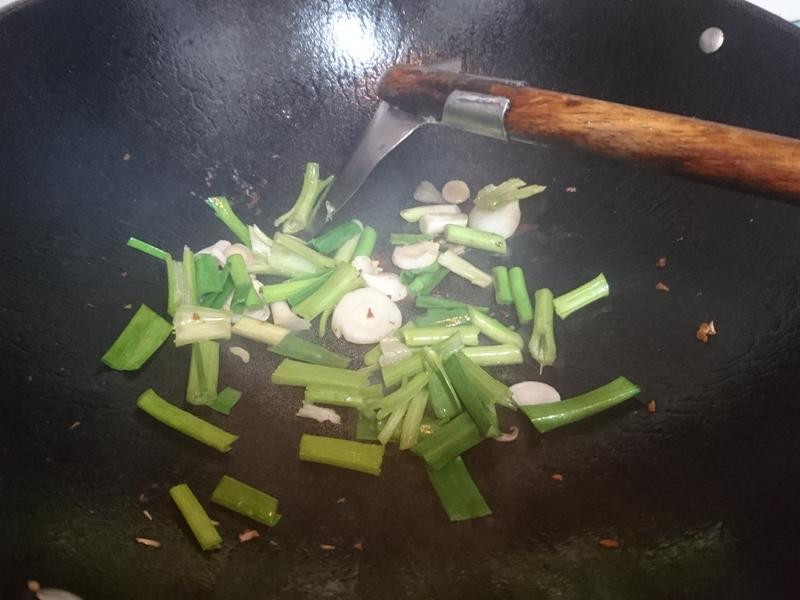 �۲����г���֦������