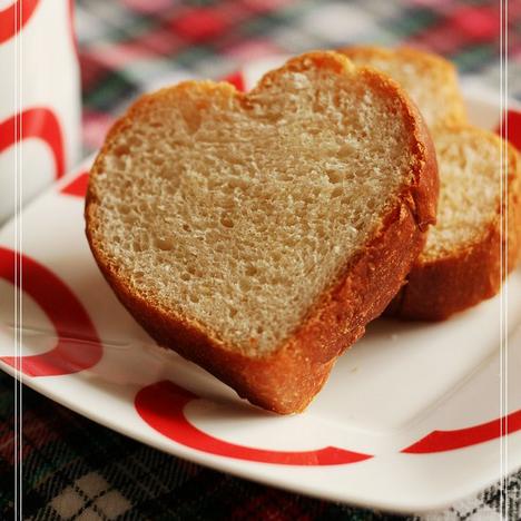 当音乐慢慢响起,听见自己说爱你--心形牛奶面包的做法