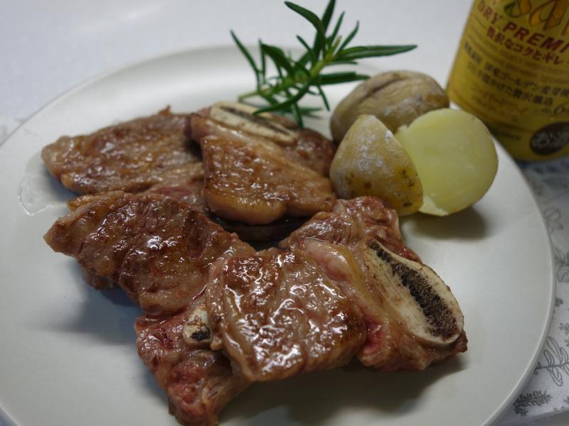 零失败~牛小排佐盐水马铃薯的做法