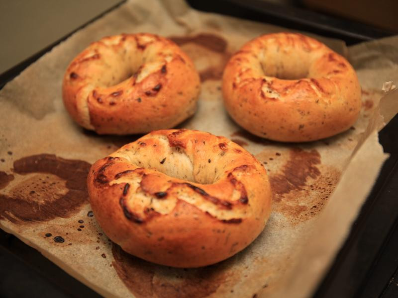 罗勒燕麦咸贝果的做法