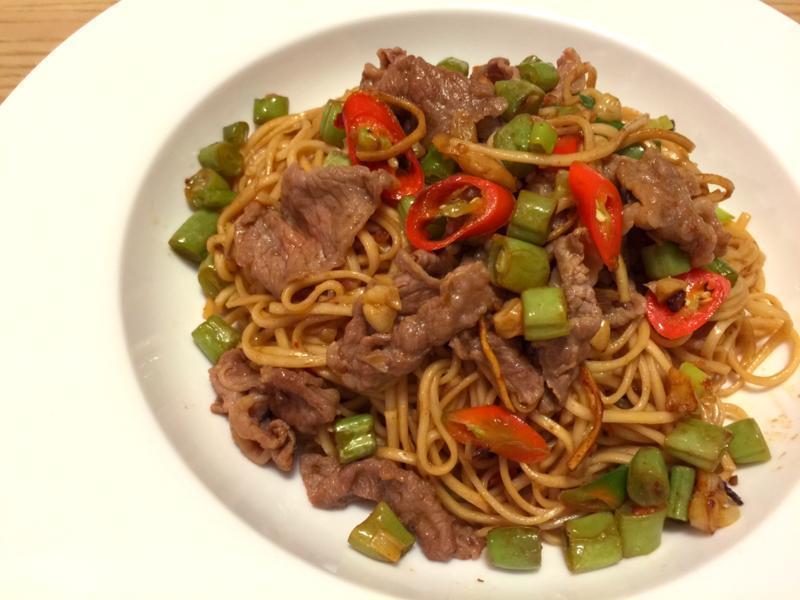 四季豆牛肉炒面。by克莉丝塔的做法