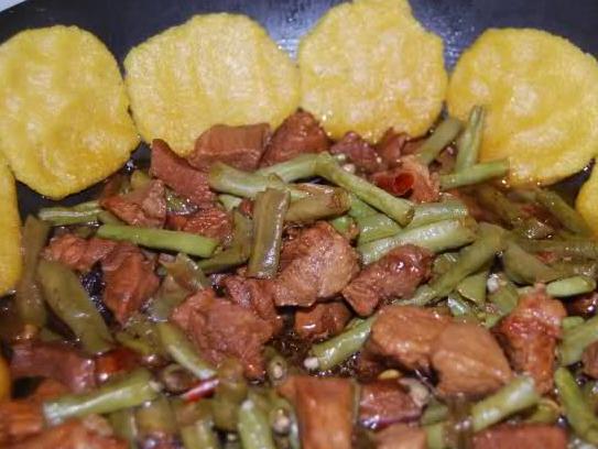 豆角烧肉贴饼子的做法