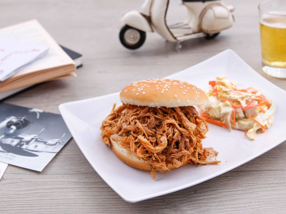 手撕猪肉三文治拌椰菜丝沙律的做法