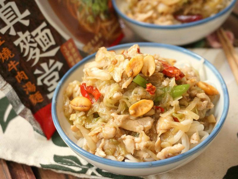 宫保高丽菜鸡丝拌面【真面堂】的做法