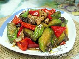 青茄辣椒炒鸡杂的做法