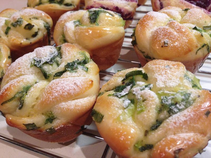 绿葱紫薯双花卷的做法