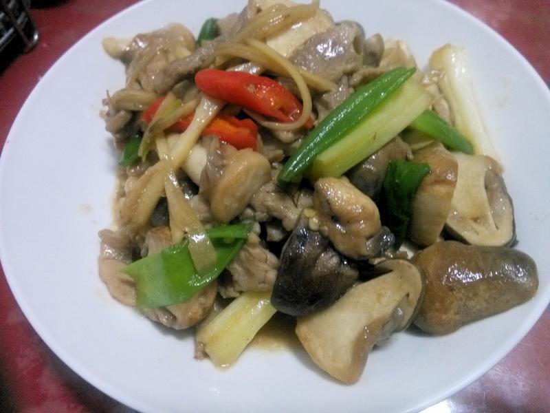 草菇炒肉丝的做法