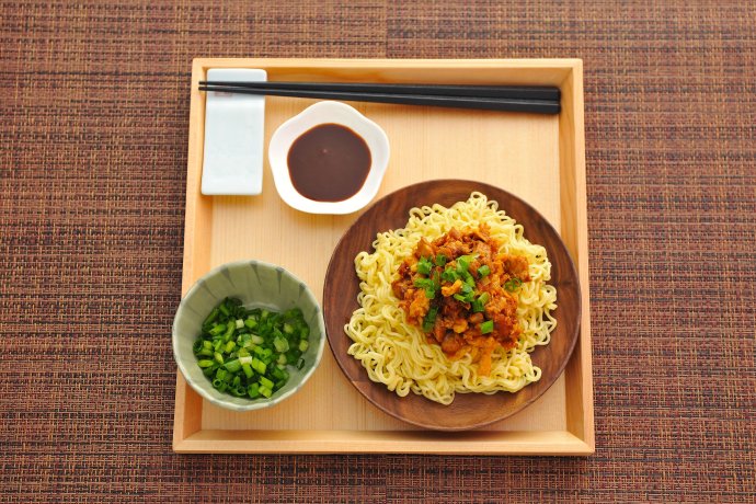 为小满打造一碗养生面:黄花菜鸡蛋酱拌小米面的做法