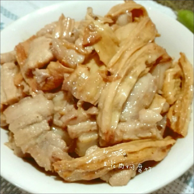 腐竹焖五花肉的做法