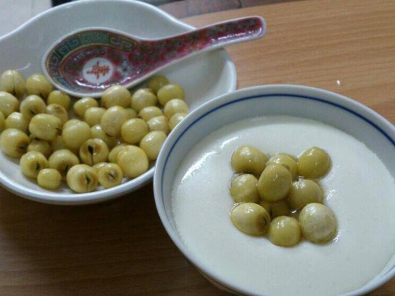 莲子炖奶的做法