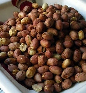 微波炉烤五香花生米的做法