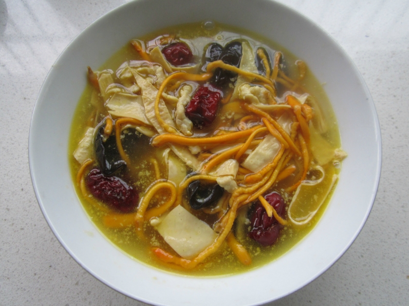 虫草花豆腐皮木耳肉丝汤的做法