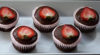 草莓冰淇淋巧克力蛋糕的做法