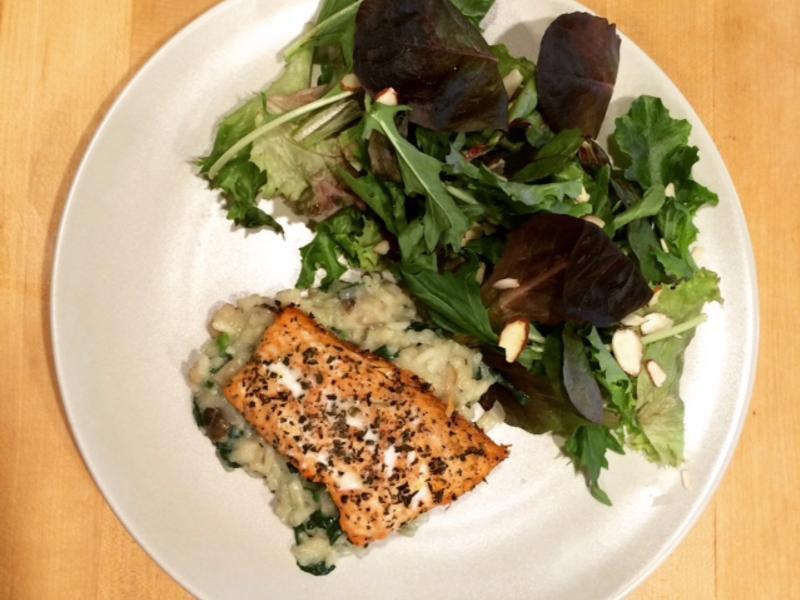 鲑鱼菠菜野菇炖饭的做法