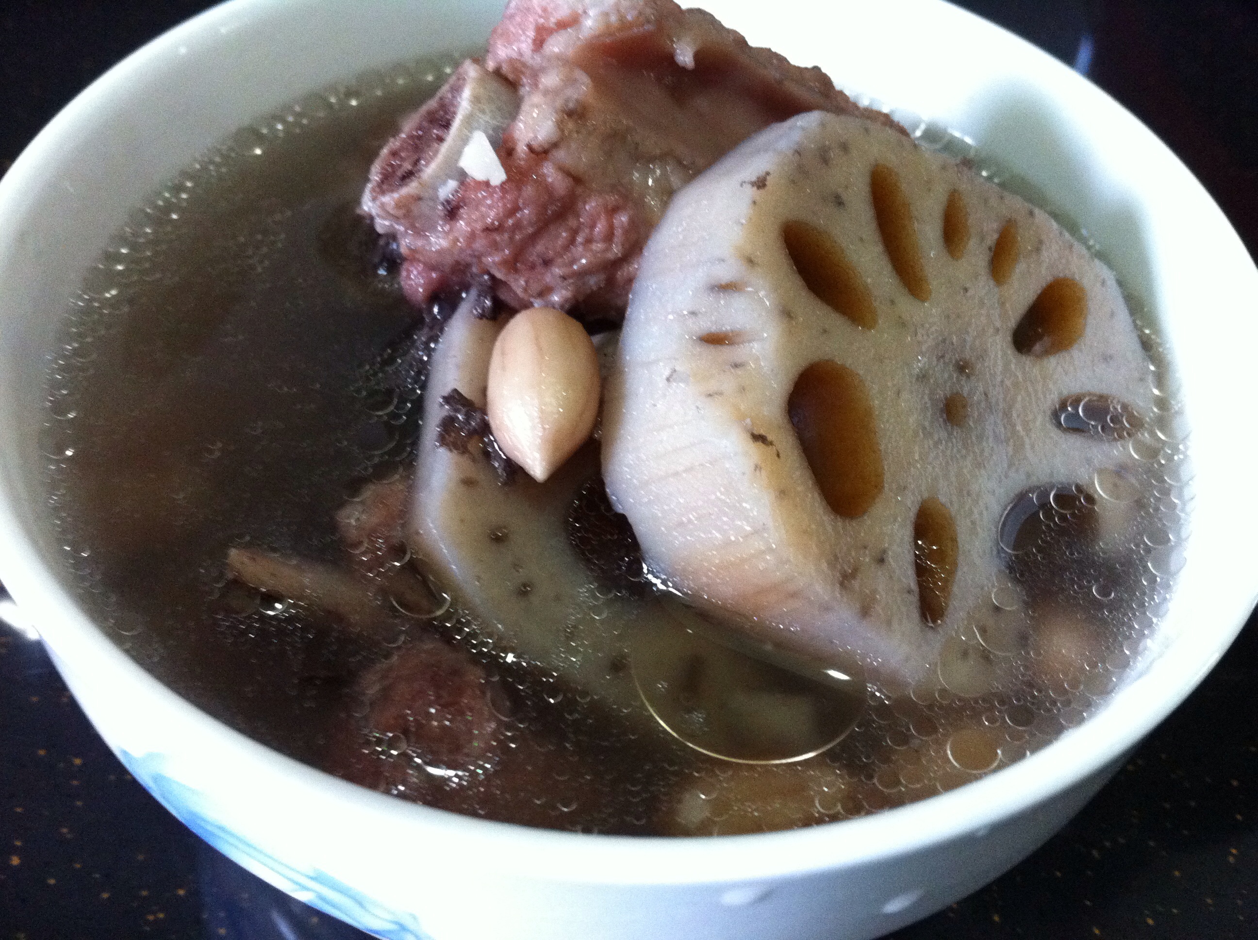 花生莲藕排骨汤的做法