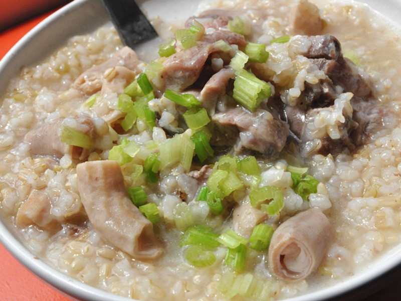 糙米猪肠排骨粥的做法