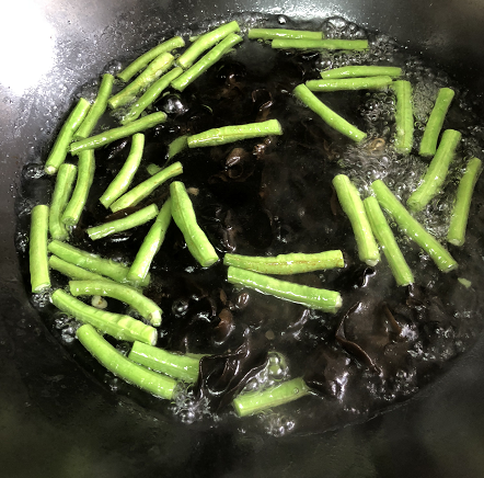 ¡¾¾ËÂè³ø·¿¡¿Á¹°èºÚľ¶ú¶¹½ÇµÄ×ö·¨