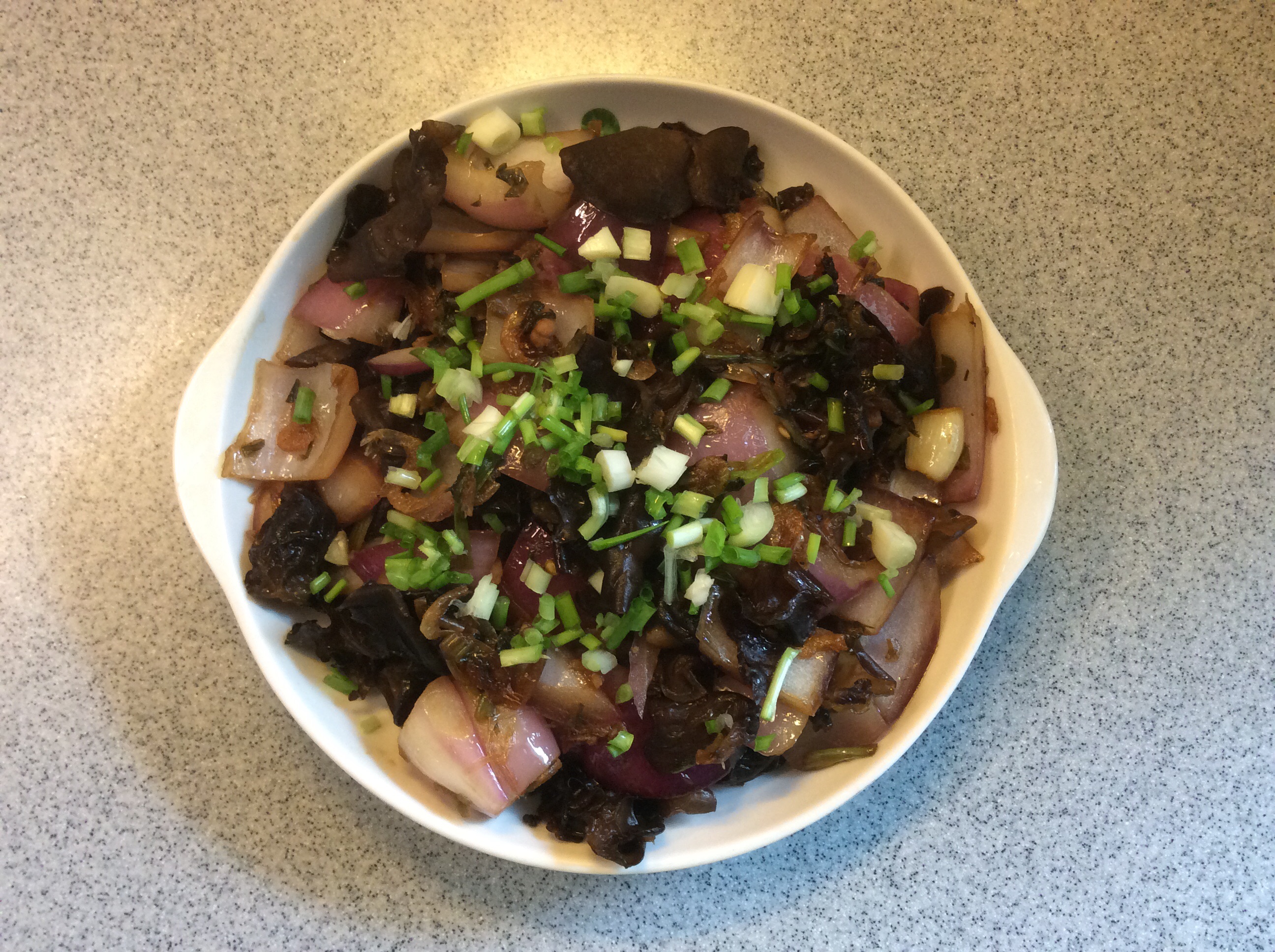 虾皮洋葱炒木耳的做法