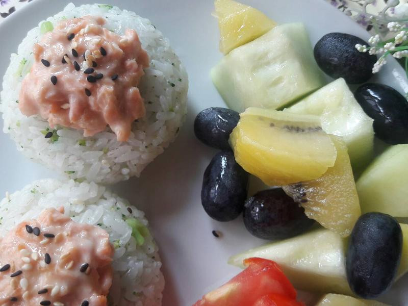 鲑鱼青花菜饭团的做法