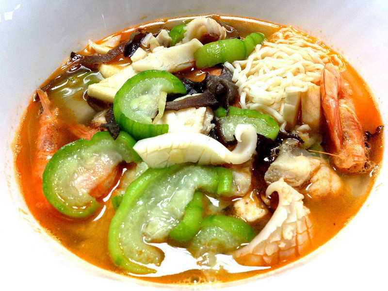 夏日开胃料理~鲜虾丝瓜海鲜面的做法