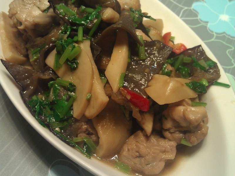 黑木耳炒鸡肉的做法