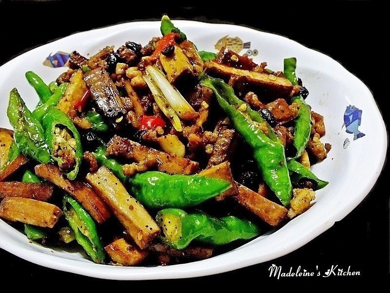 香辣青龙椒炒豆干的做法