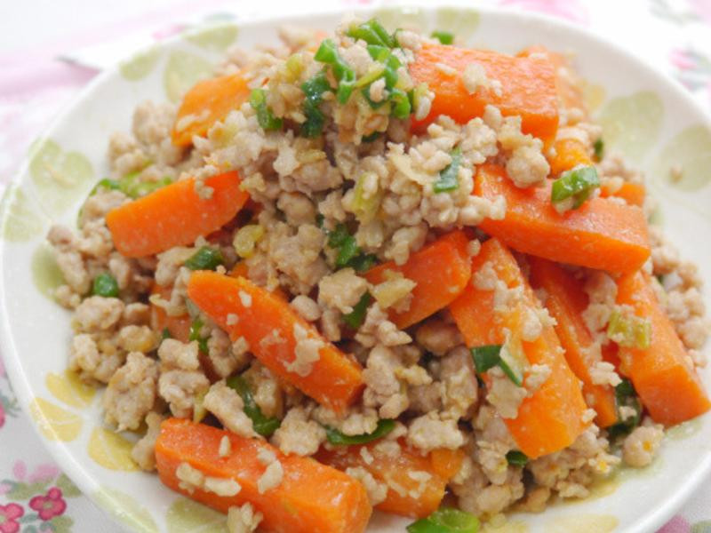 味噌肉酱红萝卜的做法