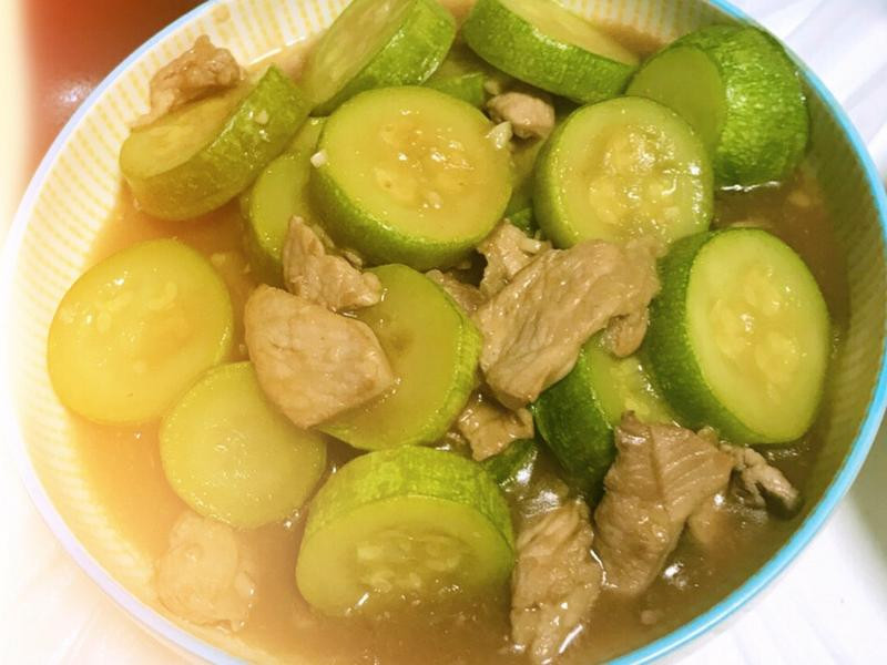 翠玉瓜炒肉片的做法