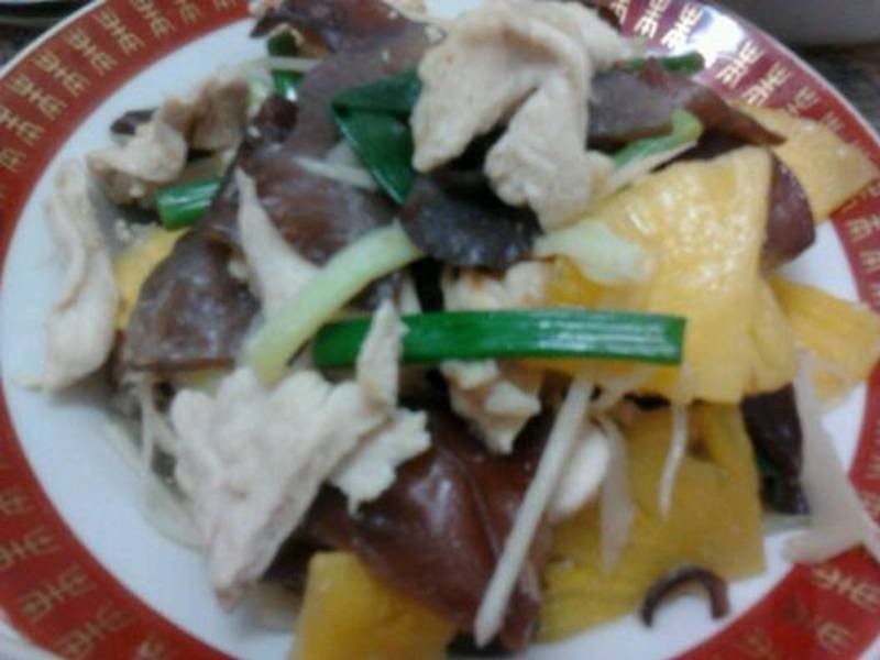 鸡片木耳醋溜凤梨的做法