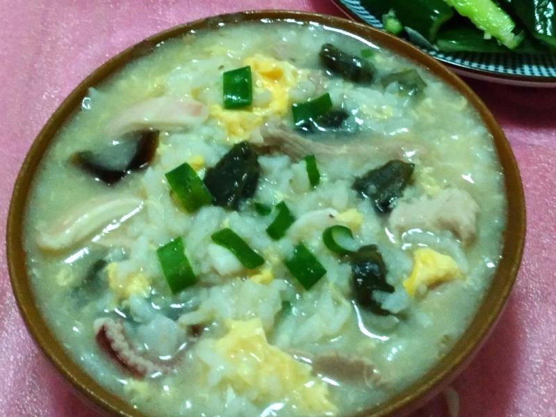 海鲜皮蛋瘦肉粥的做法