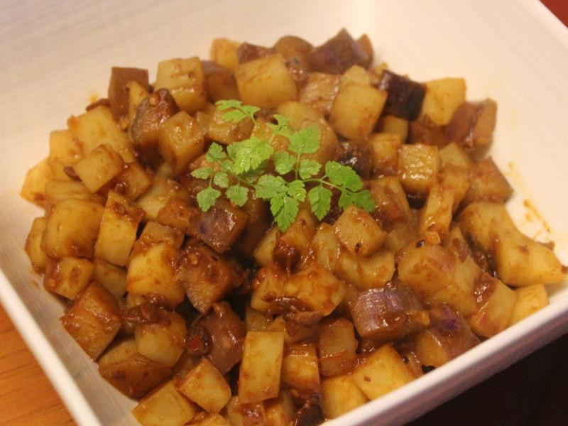 马铃薯烧茄子的做法