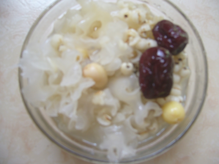 银耳薏米莲子羹的做法